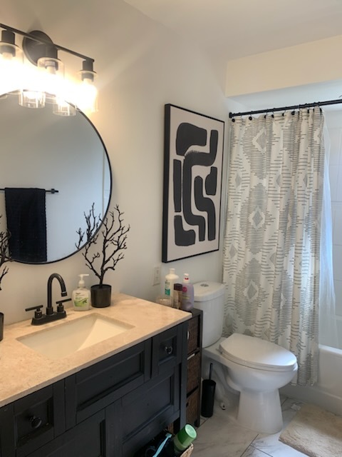 315 Sheridan Street Park Forest, IL 60466 - Photo 29 of 32 a bathroom with a toilet sink and mirror