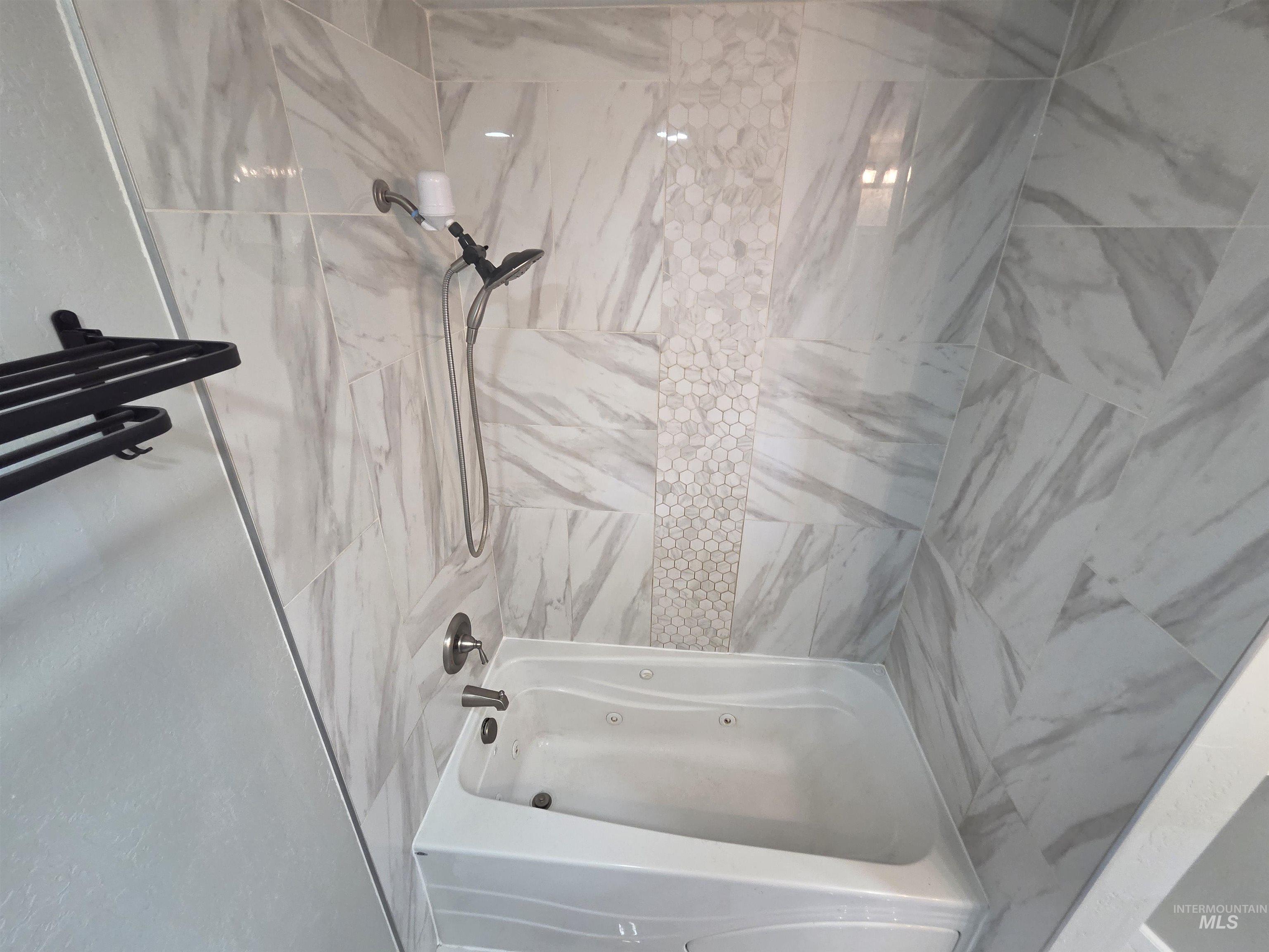 905 15th Drive Rupert, ID 83350 - Photo 9 of 20 Soaking tub with jetted features