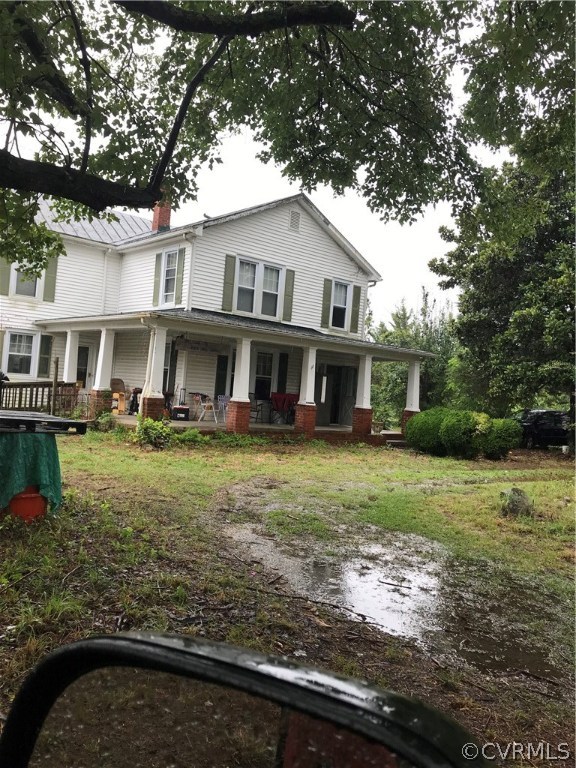 a view of a yard in front of house