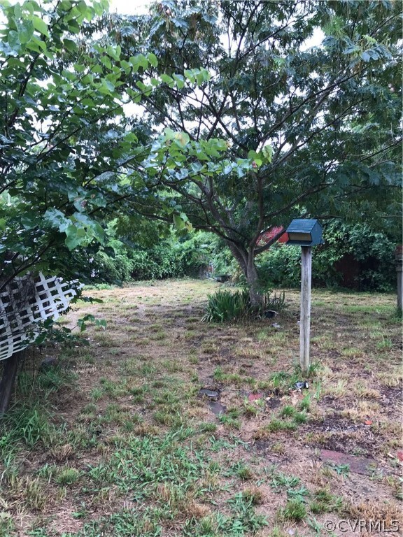 7611 Iron Bridge Road Richmond, VA 23237 - Photo 8 of 10 a pathway of a yard