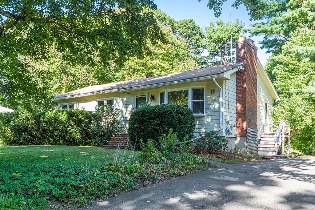 a view of house with a yard