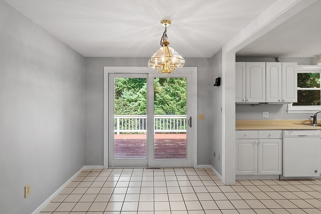 11 Mc Intosh Road Chelmsford, MA 01824 - Photo 6 of 20 a very nice looking empty room with window