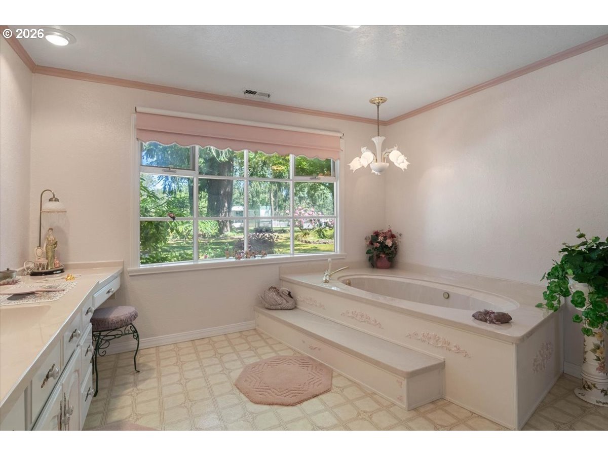 1300 Fair Oaks Road Oakland, OR 97462 - Photo 27 of 48 a bathroom with a sink a large mirror and a bathtub