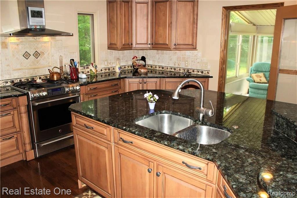 28693 Salem Road Farmington, MI 48334 - Photo 9 of 35