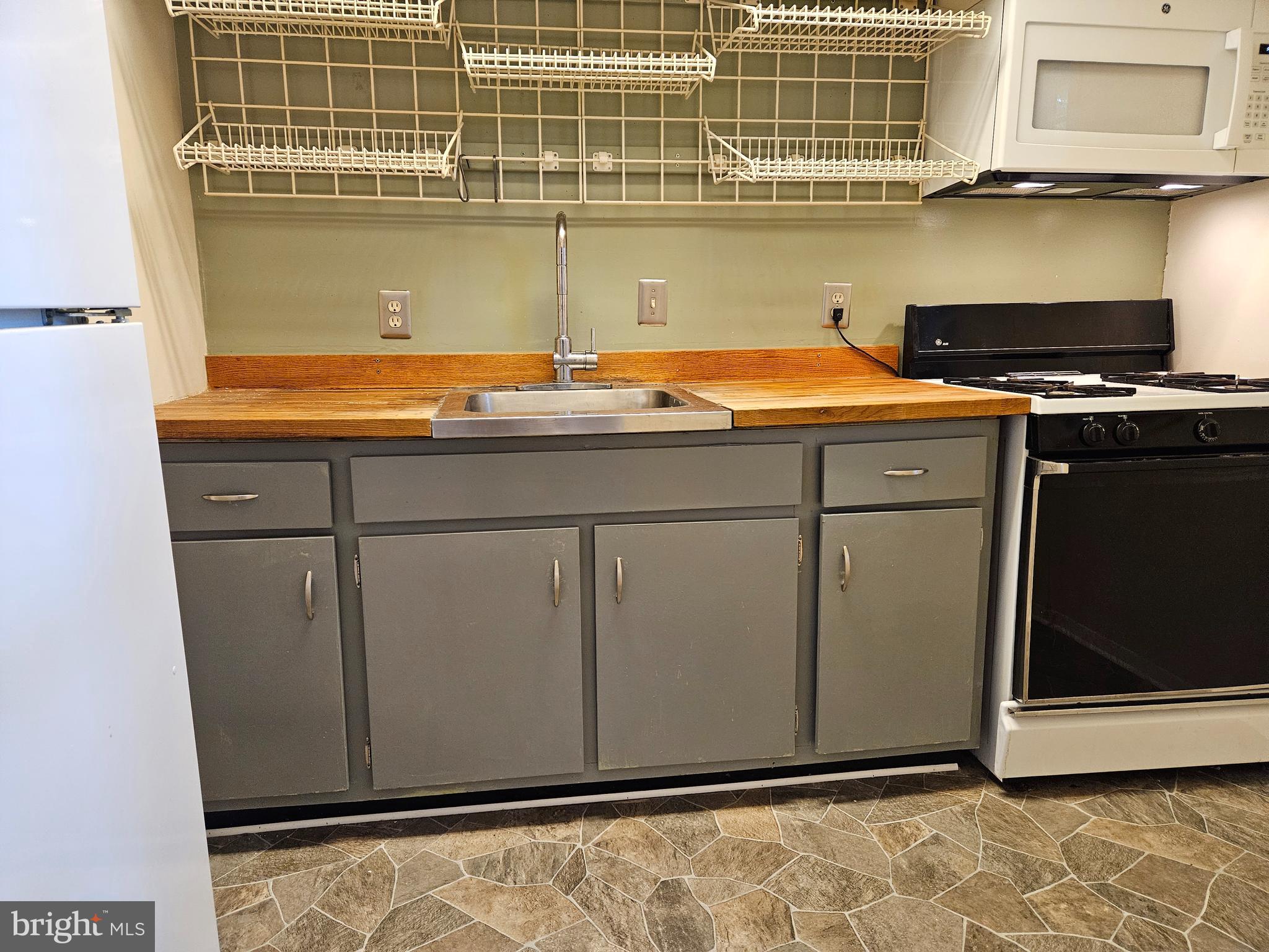 2417 Barracks Road, Unit 1 Charlottesville, VA 22901 - Photo 4 of 13 Kitchen