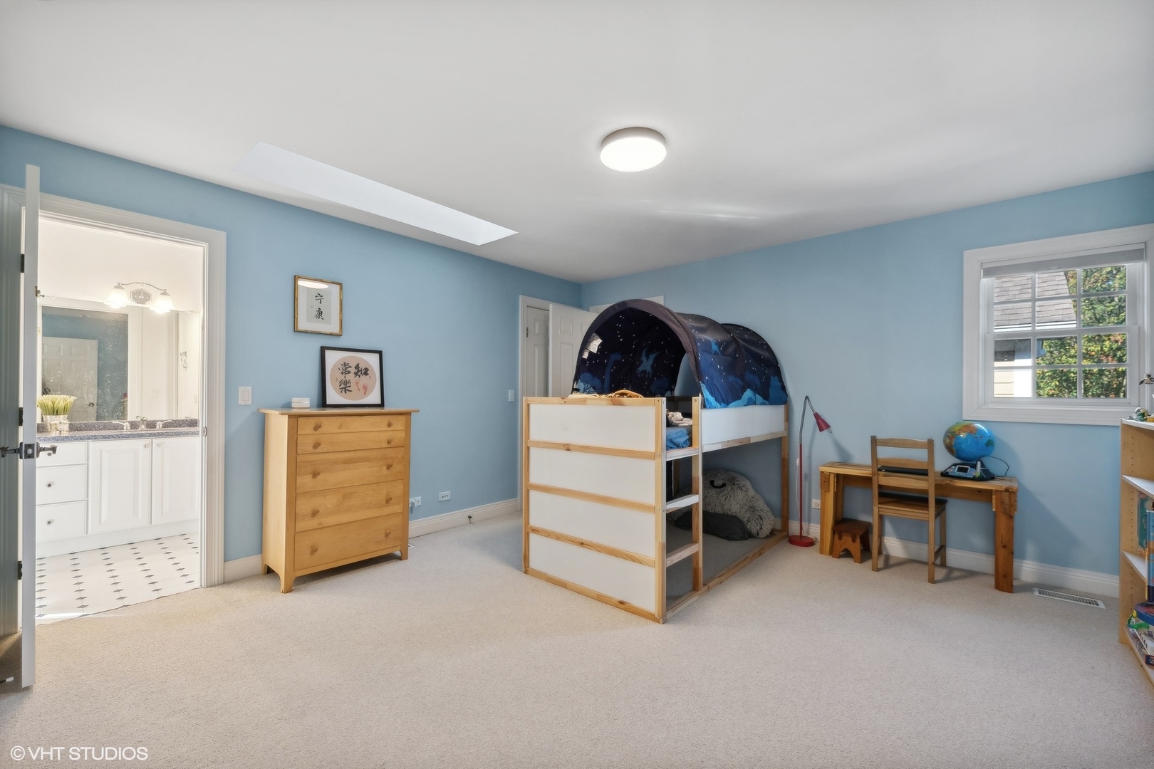 617 Hillside Road Glenview, IL 60025 - Photo 23 of 40 a room that has a bed and a chair in it