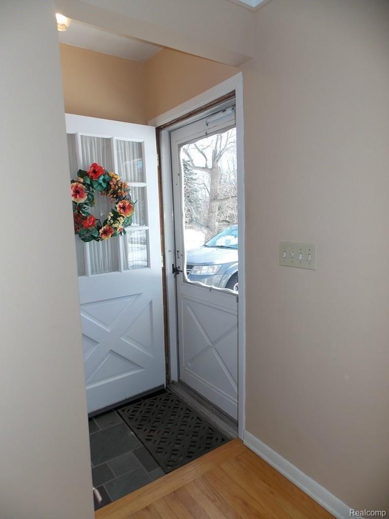 2272 Oklahoma Avenue Rochester, MI 48309 - Photo 3 of 39 Front Hall with Closet