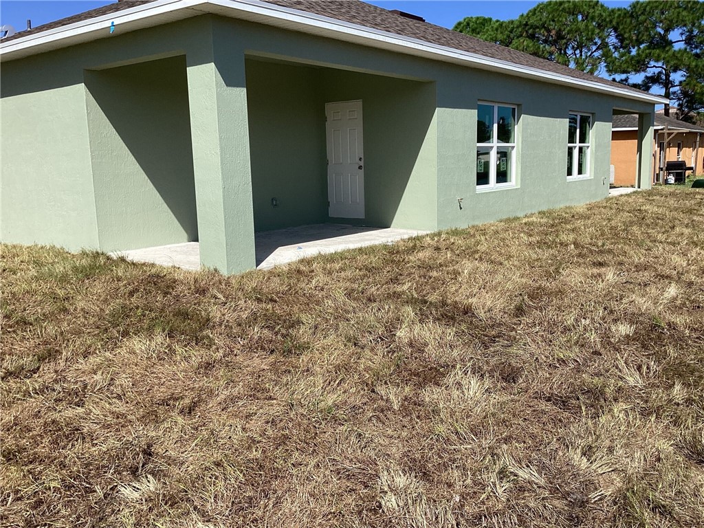 125 Admiral Circle Sebastian, FL 32958 - Photo 4 of 19 a house with a outdoor space