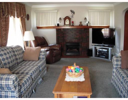 4442 Oakdale Road Butler, PA 16001 - Photo 2 of 7 Living Room.