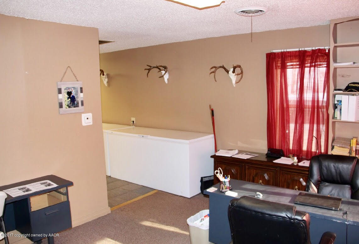 4118 South Washington Street Amarillo, TX 79110 - Photo 17 of 18 a room with furniture and a window