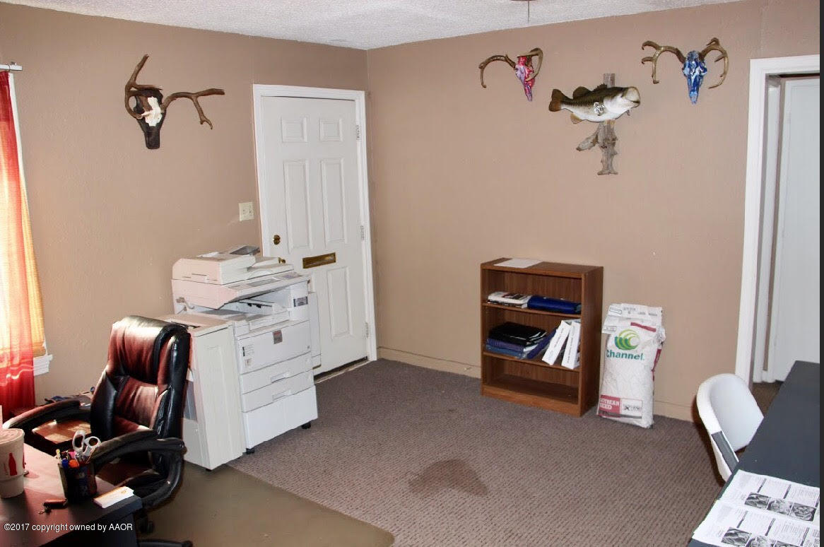 4118 South Washington Street Amarillo, TX 79110 - Photo 18 of 18 a room with furniture and toys