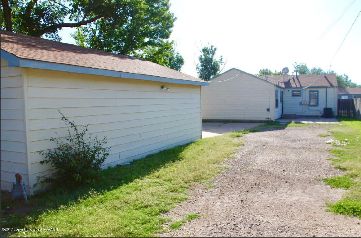 4118 South Washington Street Amarillo, TX 79110 - Photo 5 of 18 a backyard of a house