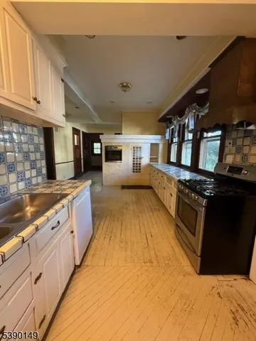 a large kitchen with granite countertop lots of counter top space