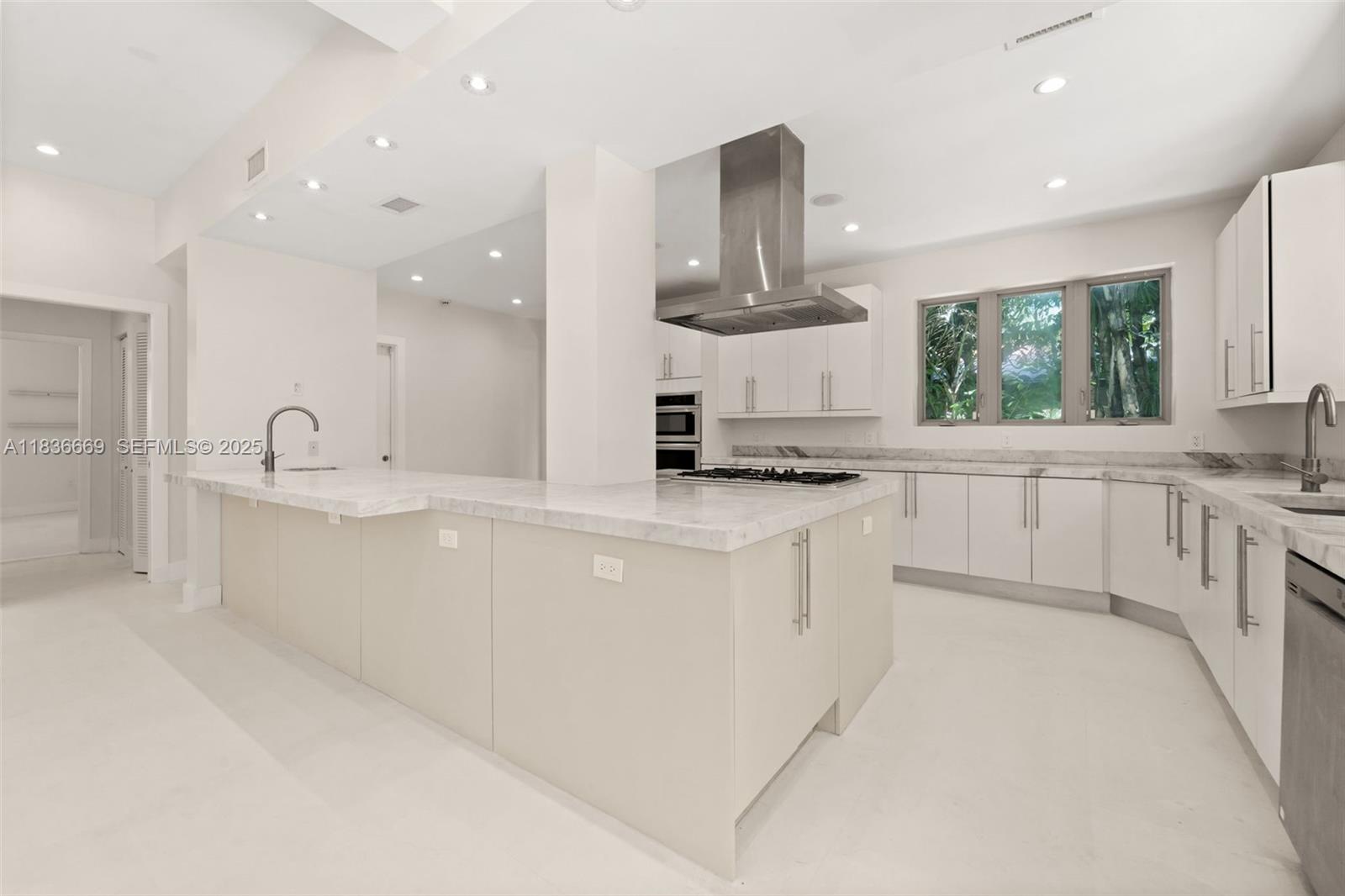 5625 North Bay Road Miami Beach, FL 33140 - Photo 11 of 40