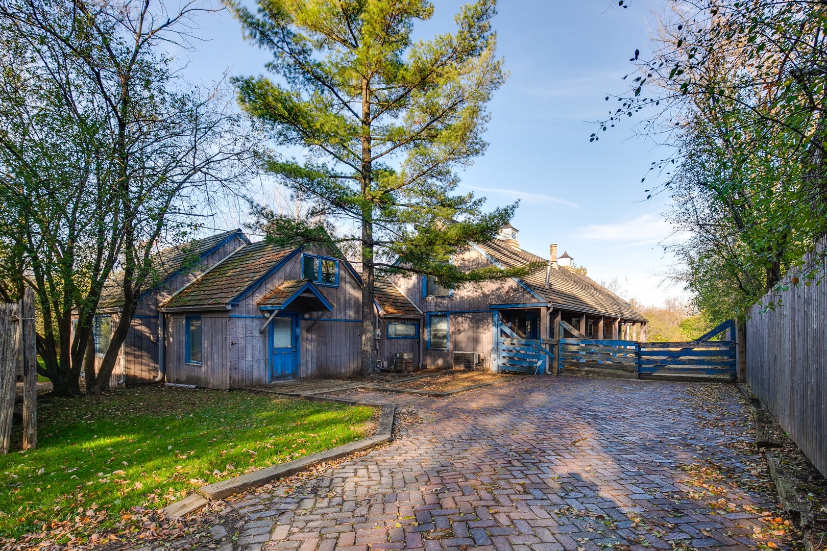855 South Ridge Road Lake Forest, IL 60045 - Photo 5 of 22 a front view of a house with garden