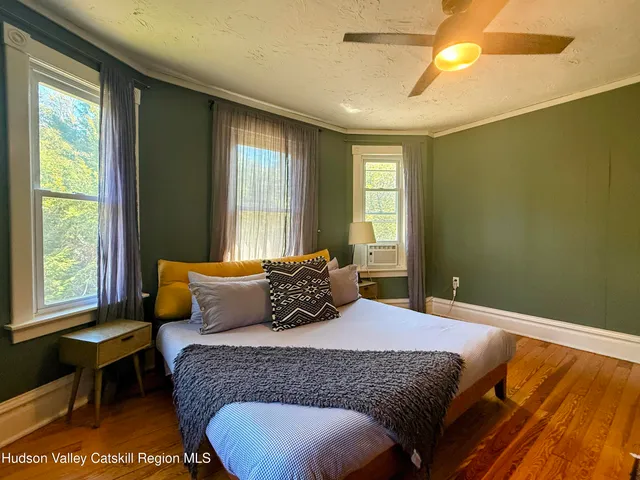 a view of a house with backyard