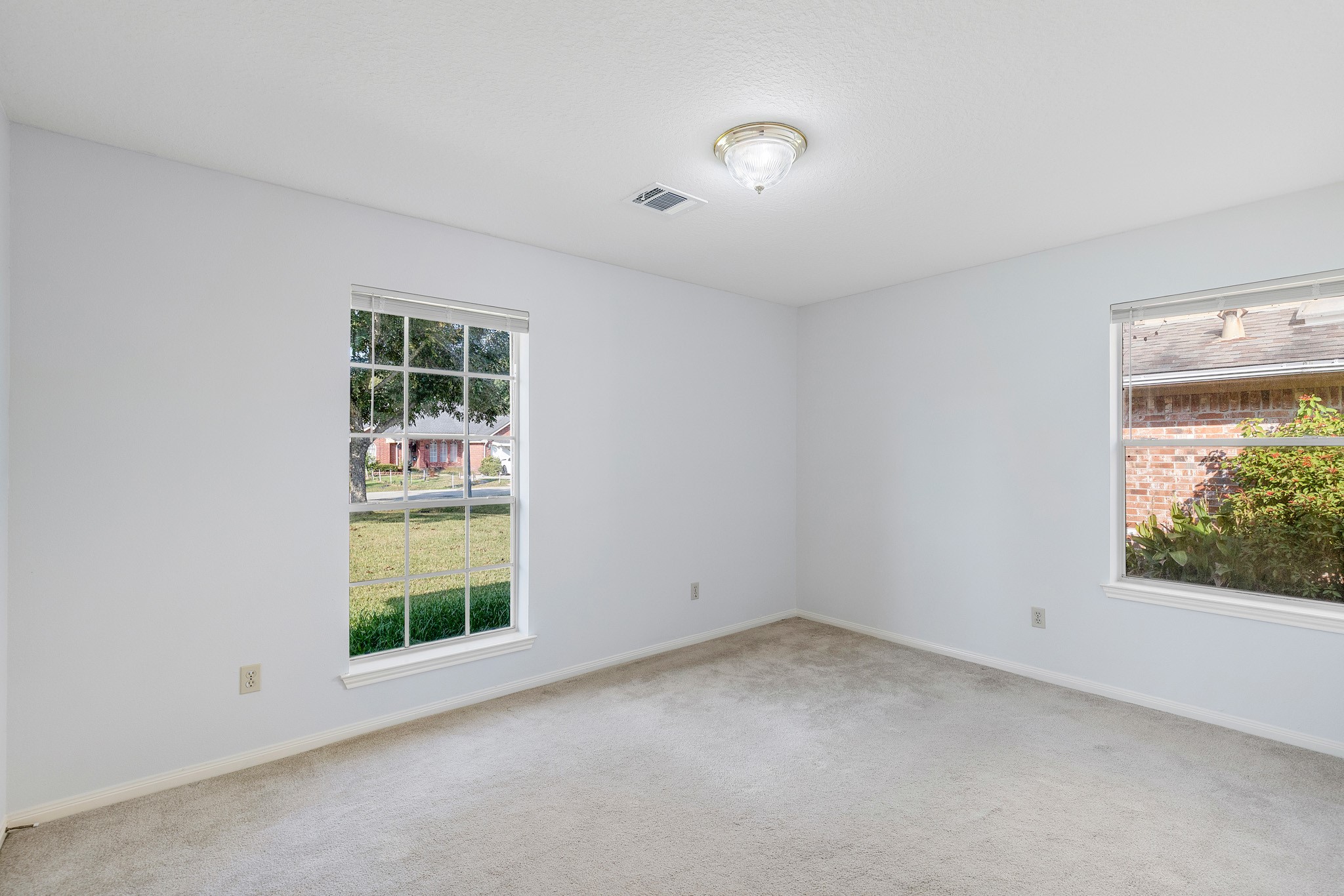 8018 Holiday Lane Houston, TX 77075 - Photo 29 of 42 an empty room with windows