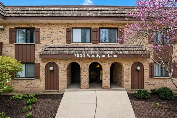 $219,900 | 7930 Woodglen Lane, Unit 209, Downers Grove, IL 60516