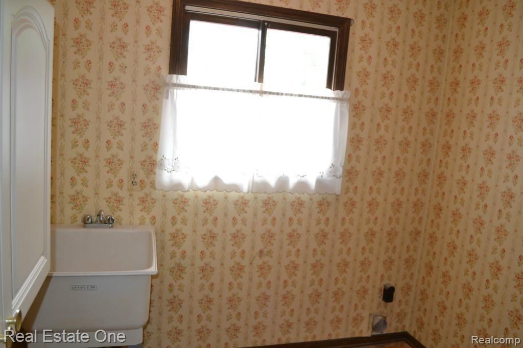419 Lake Forest Road Rochester, MI 48309 - Photo 66 of 99 1st Floor Laundry off of the Garage.