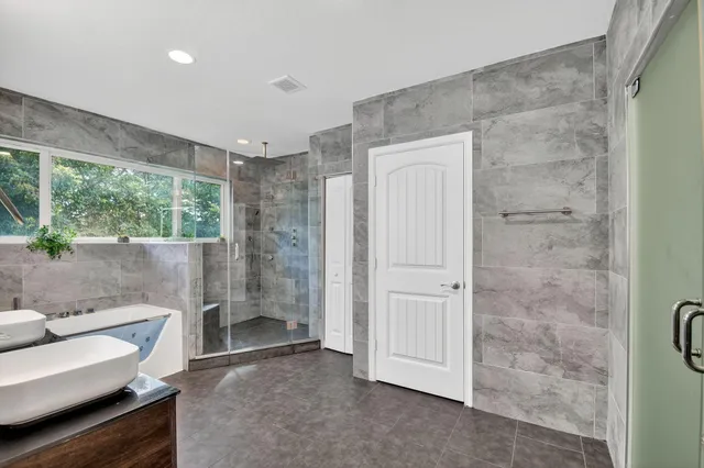 en suite bathroom with a shower