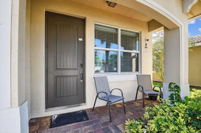 a view of a house with backyard and sitting area