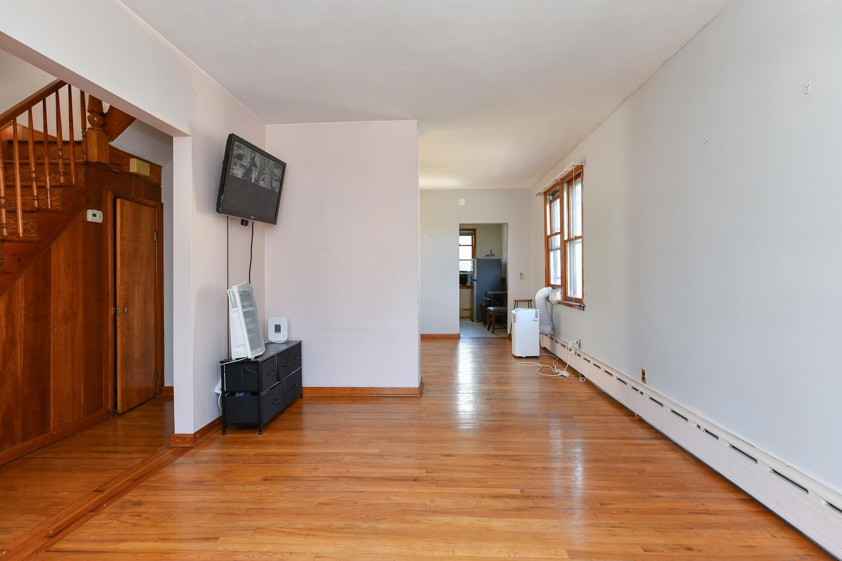 241 Maple Street Secaucus, NJ 07094 - Photo 4 of 34