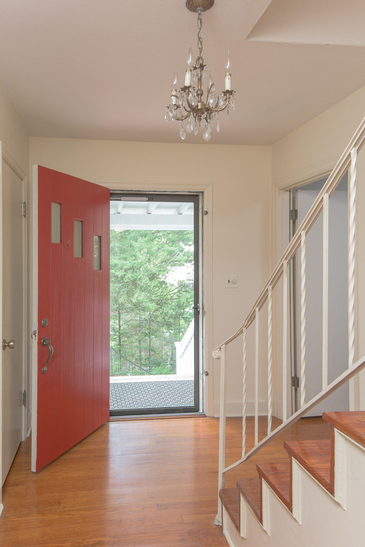 817 Donaldson Road Chattanooga, TN 37412 - Photo 7 of 38 Foyer