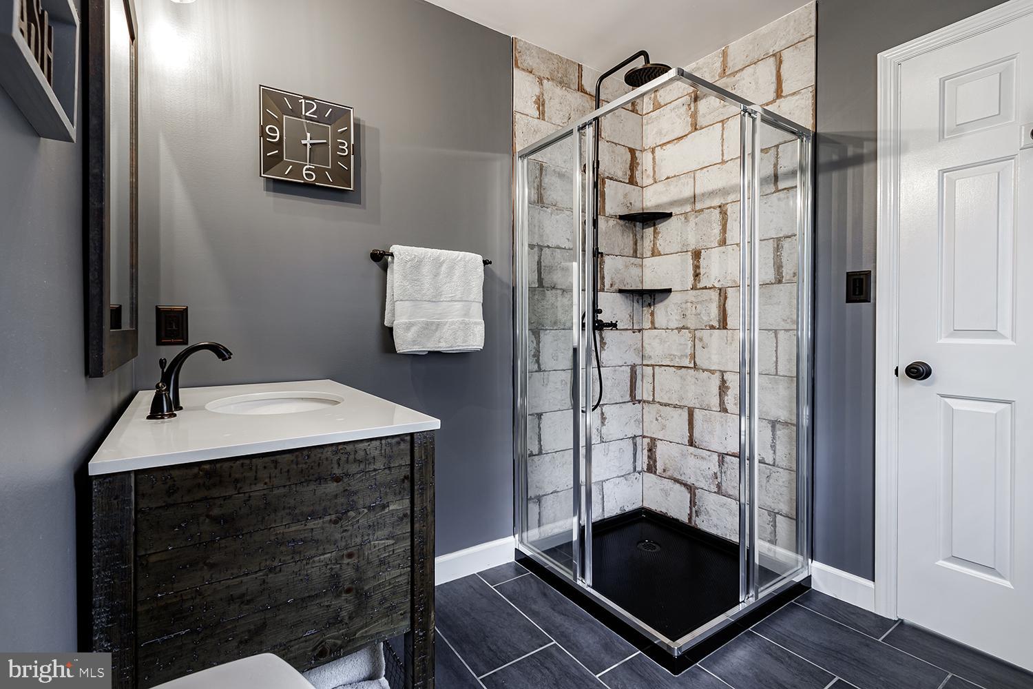 20 Meadowview Drive Shamong, NJ 08088 - Photo 15 of 40 Main floor full bath, perfect for pool guests