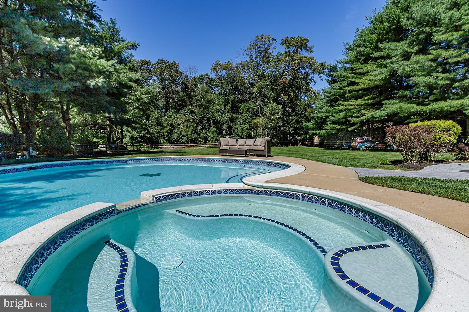 20 Meadowview Drive Shamong, NJ 08088 - Photo 30 of 40 Hot tub/spa connected to the pool