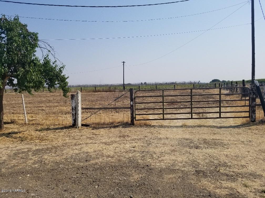 6235 Lateral A Road Wapato, WA 98951 - Photo 13 of 30 a view of a yard