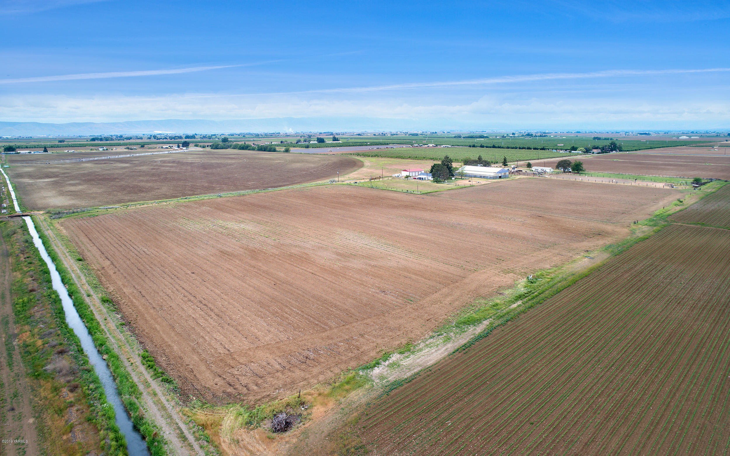 6235 Lateral A Road Wapato, WA 98951 - Photo 9 of 30 a view of an ocean and beach