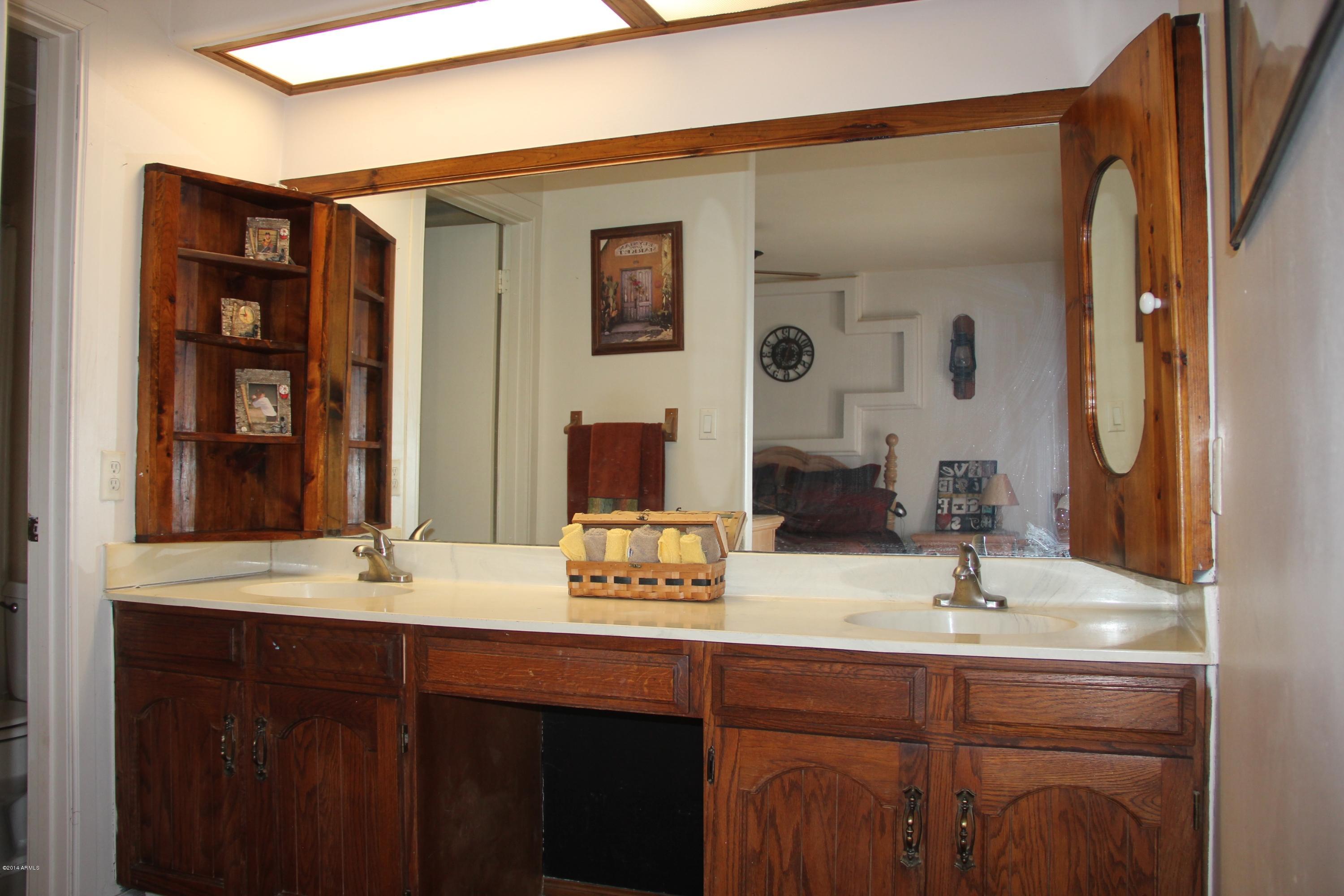 3915 West Calavar Road Phoenix, AZ 85053 - Photo 14 of 29 14-Master Bath-1