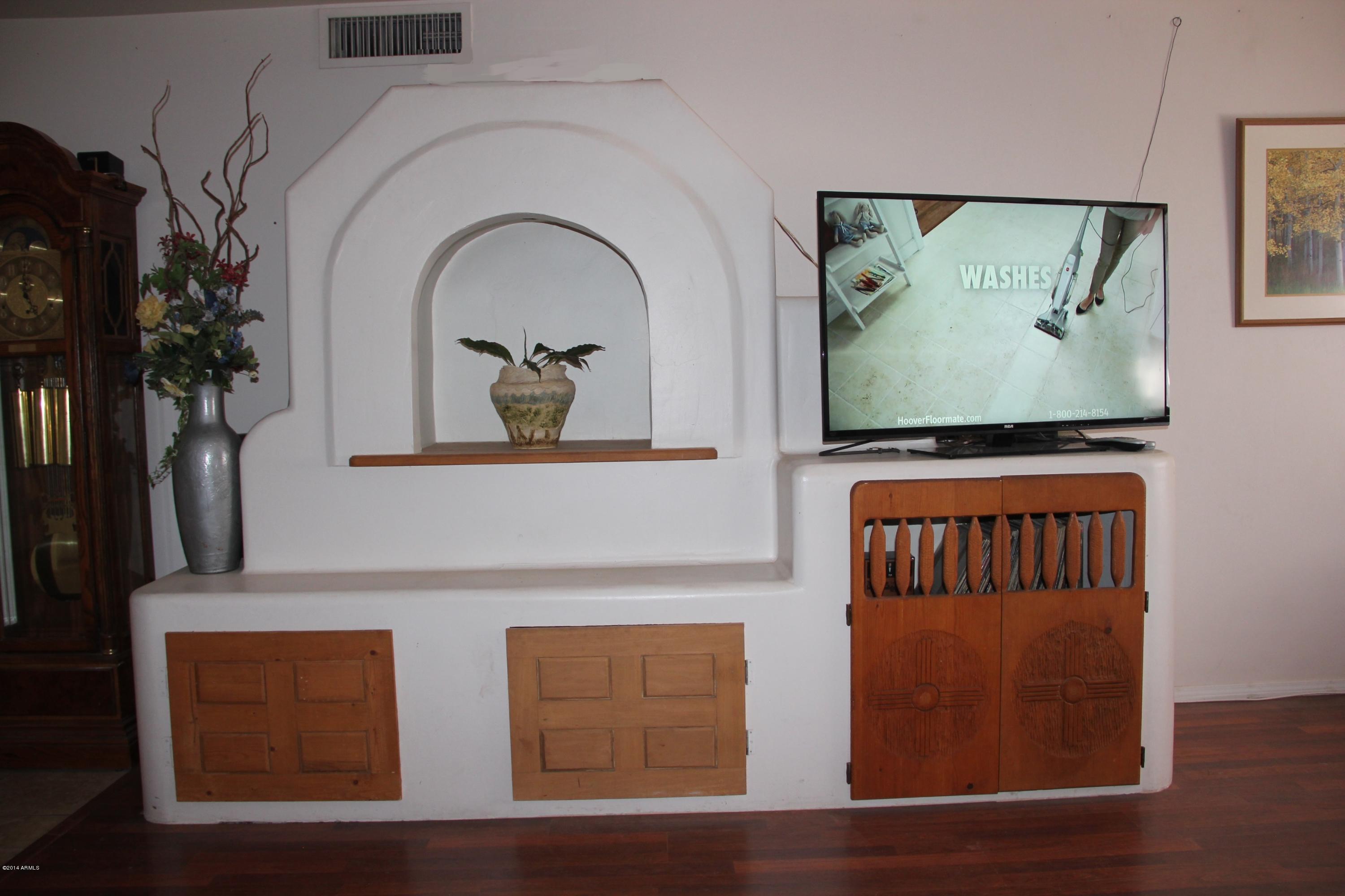 3915 West Calavar Road Phoenix, AZ 85053 - Photo 5 of 29 LR Built-in Entertainment Feature
