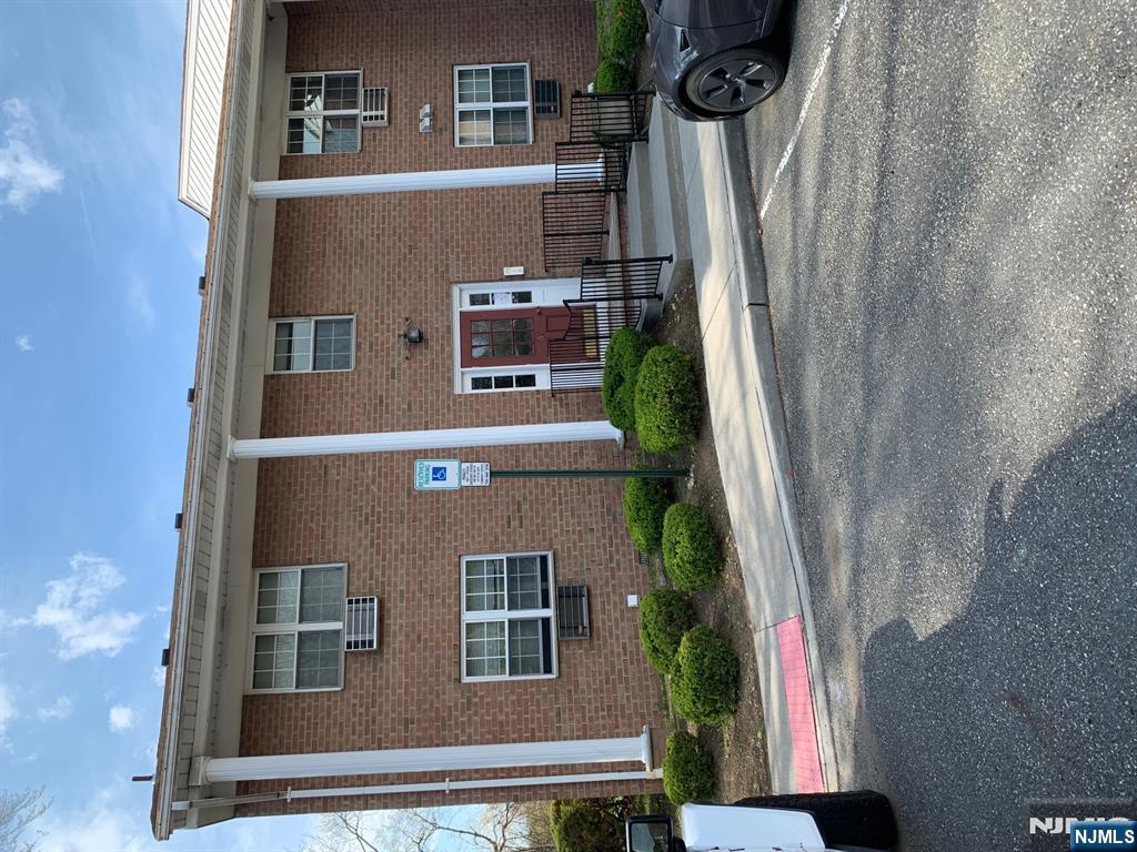 60 D Hawthorne Avenue, Unit D) Park Ridge, NJ 07656 - Photo 4 of 19