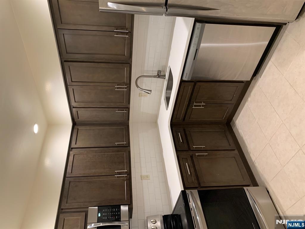 60 D Hawthorne Avenue, Unit D) Park Ridge, NJ 07656 - Photo 6 of 19