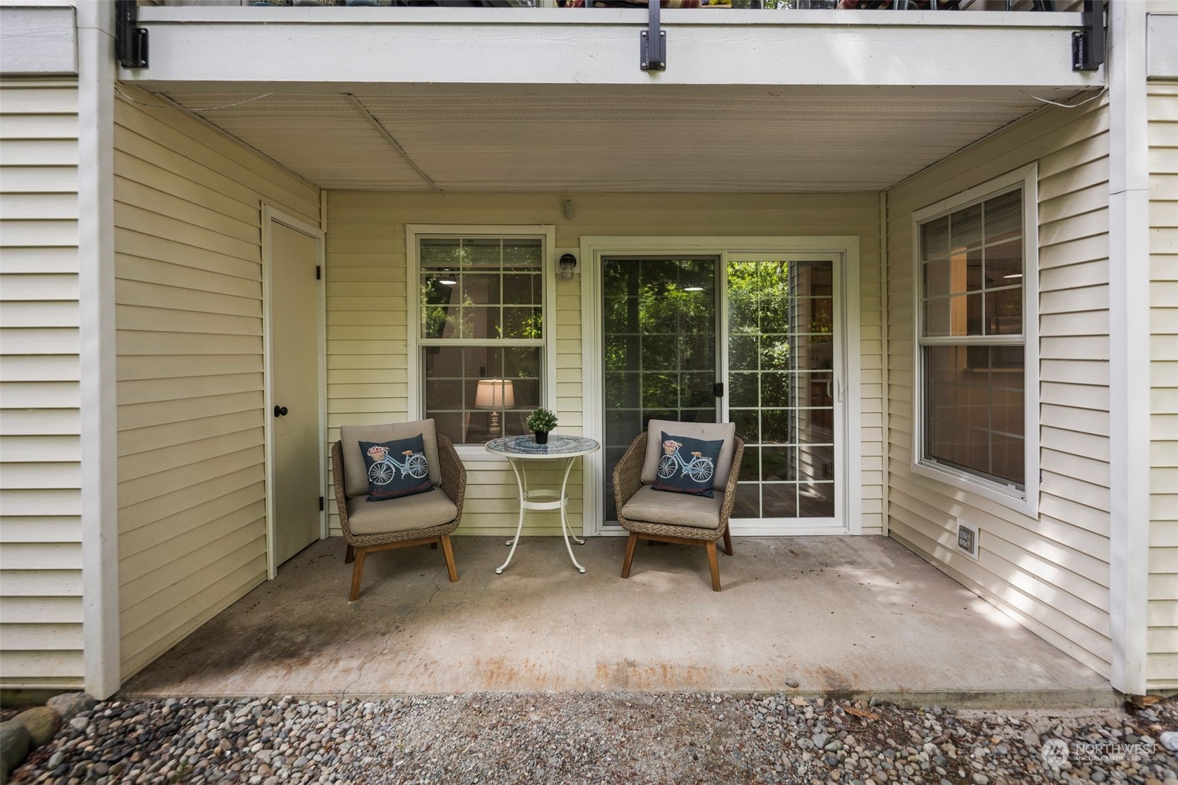 580 Front Street South, Unit C113 Issaquah, WA 98027 - Photo 10 of 31 a view of a patio with table and chairs and wooden fence