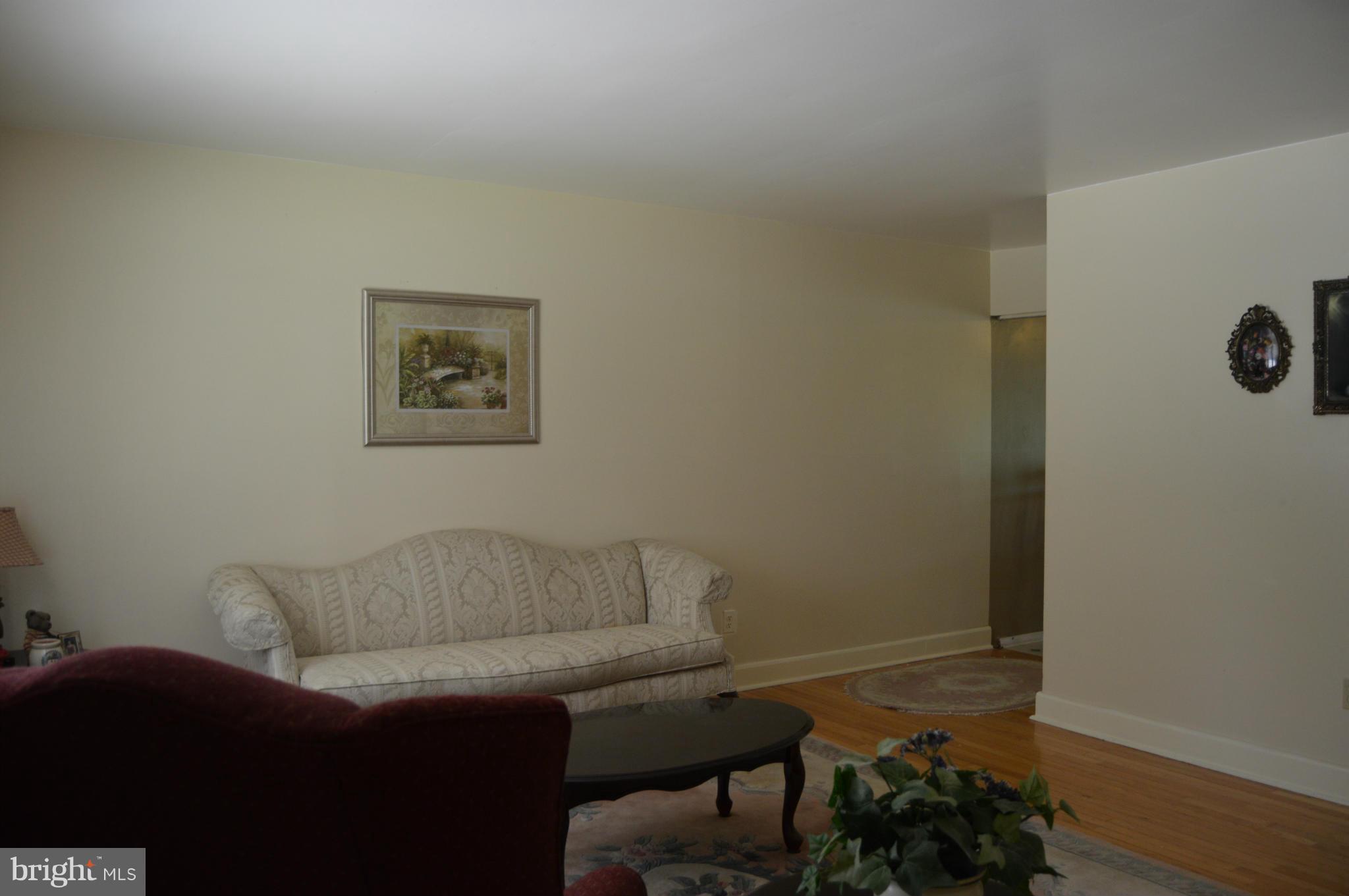 204 Harlem Road Pasadena, MD 21122 - Photo 3 of 20 Living Room