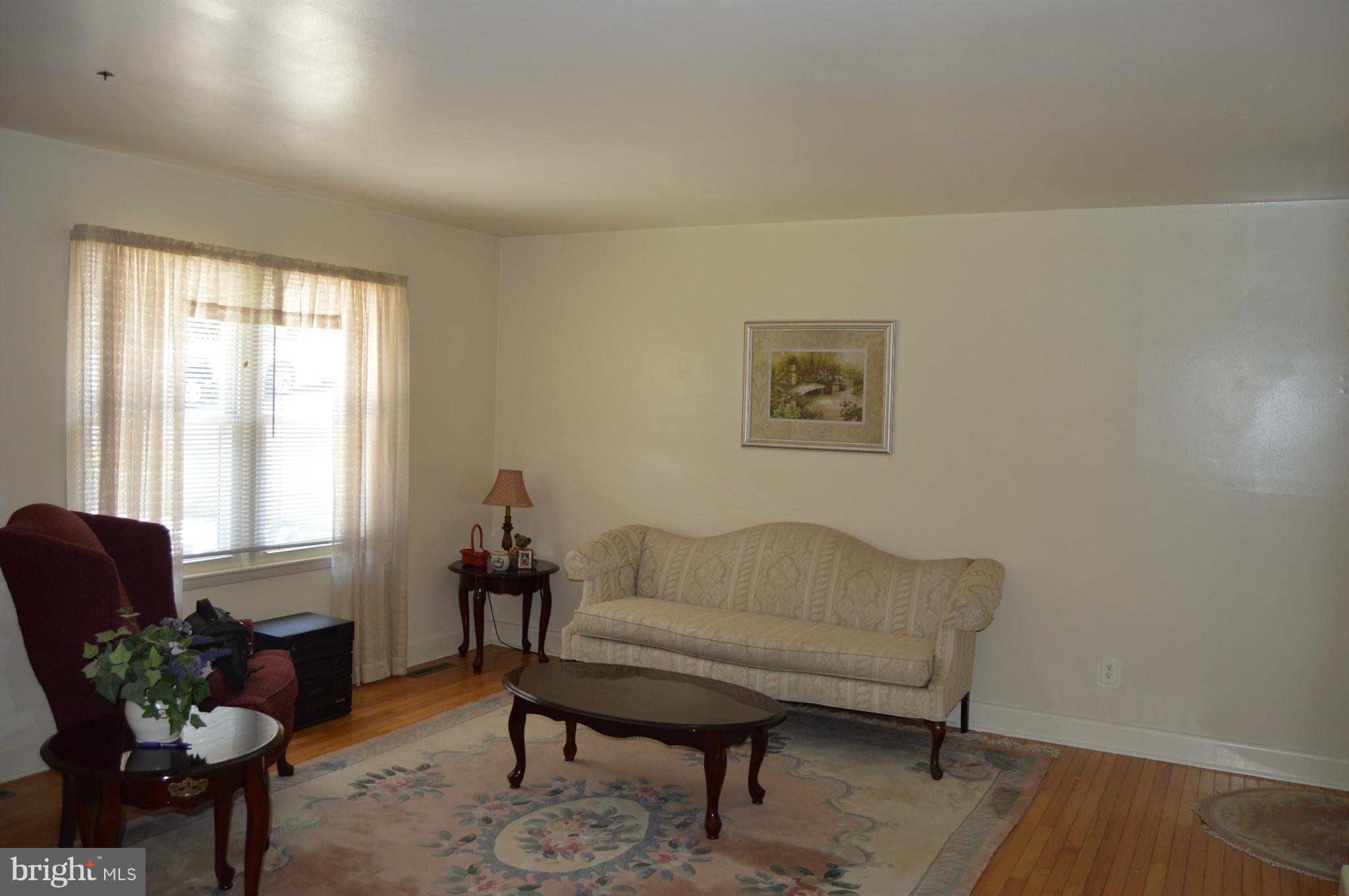 204 Harlem Road Pasadena, MD 21122 - Photo 4 of 20 Living Room