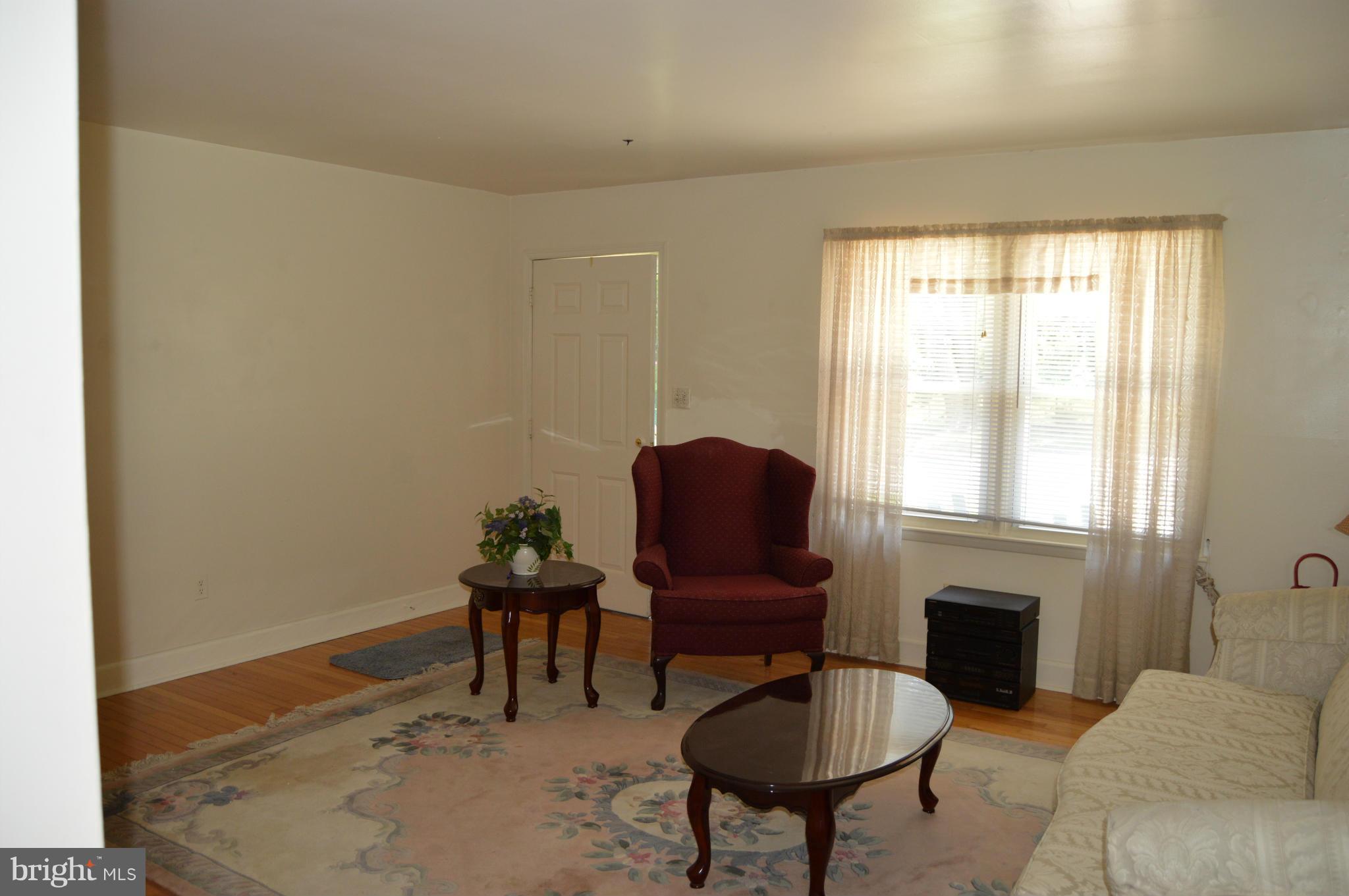 204 Harlem Road Pasadena, MD 21122 - Photo 5 of 20 Living Room