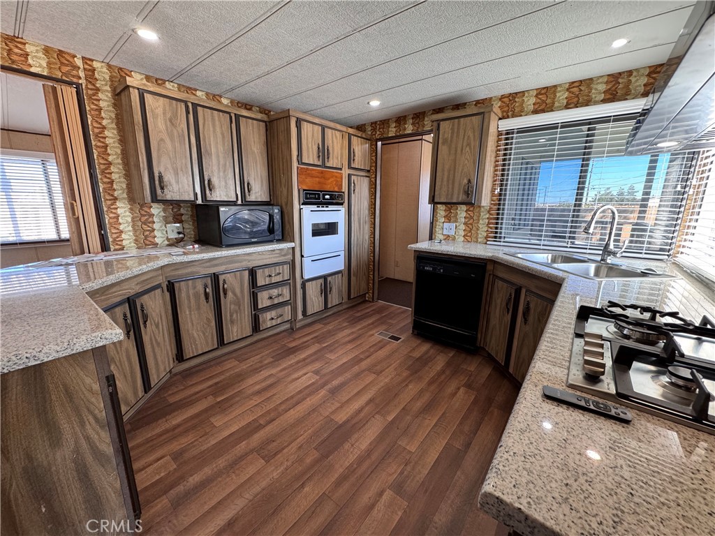 25544 Jasper Road Barstow, CA 92311 - Photo 16 of 61 kitchen