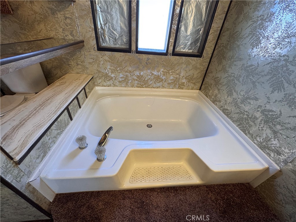 25544 Jasper Road Barstow, CA 92311 - Photo 25 of 61 soaking tub in primary bathroom
