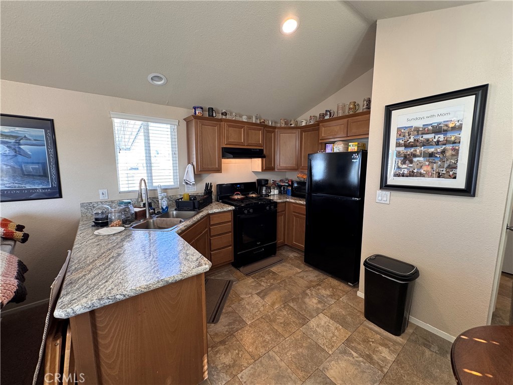 25544 Jasper Road Barstow, CA 92311 - Photo 40 of 61 Kitchen