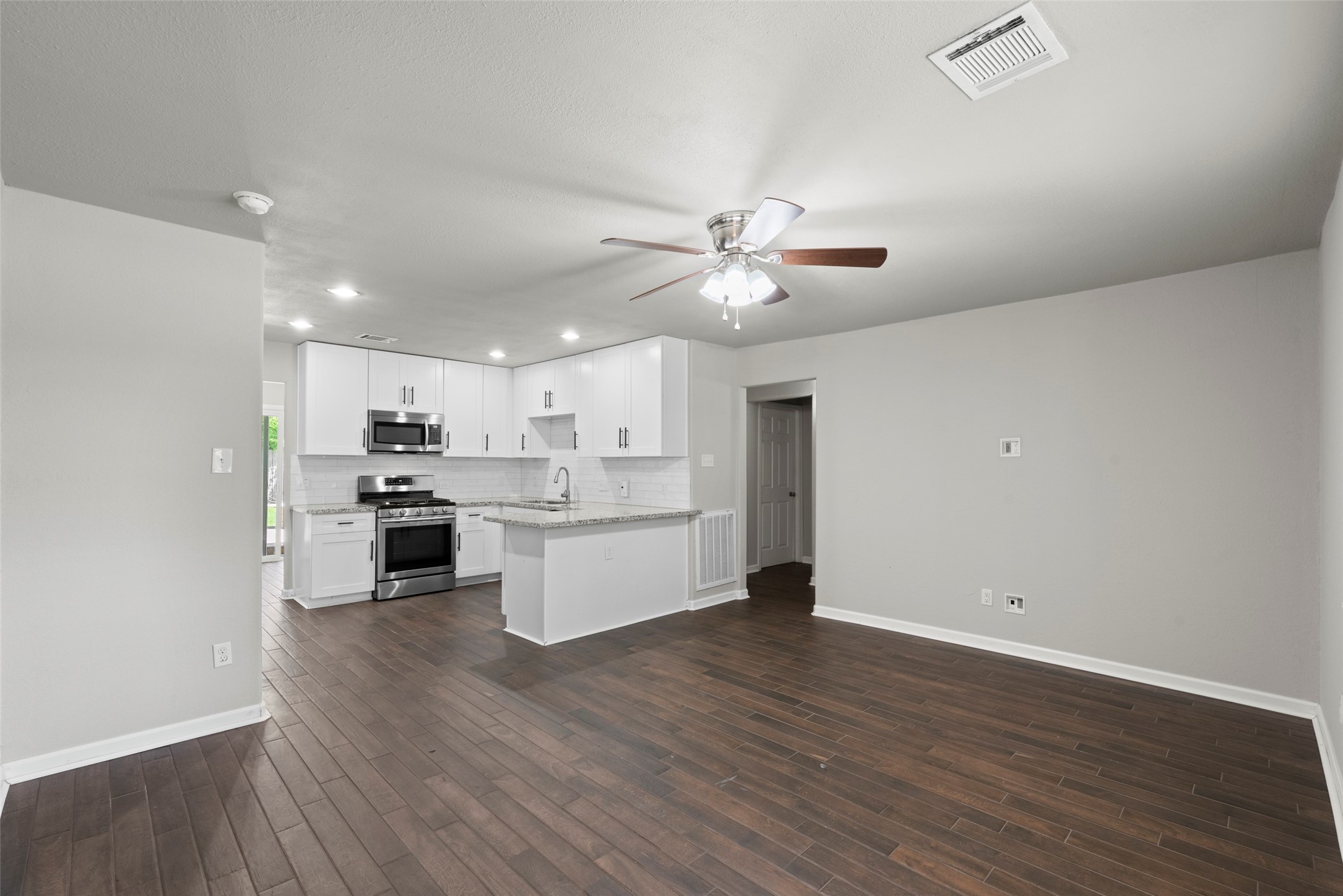 709 East 41st Street Houston, TX 77022 - Photo 9 of 25