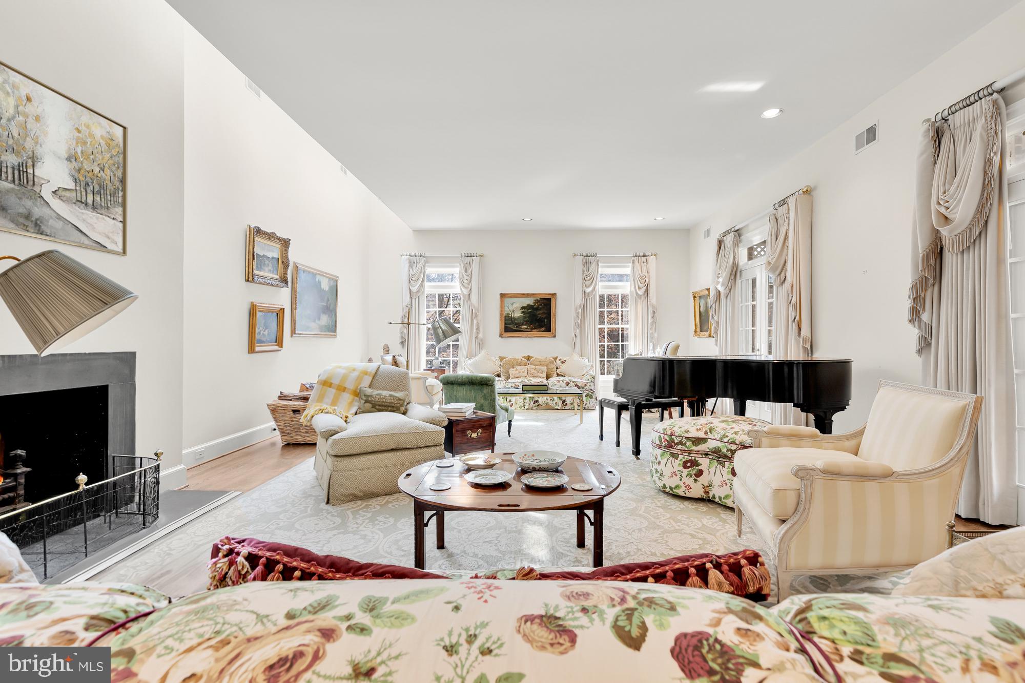 10004 Iron Gate Road Potomac, MD 20854 - Photo 12 of 45 Living Room