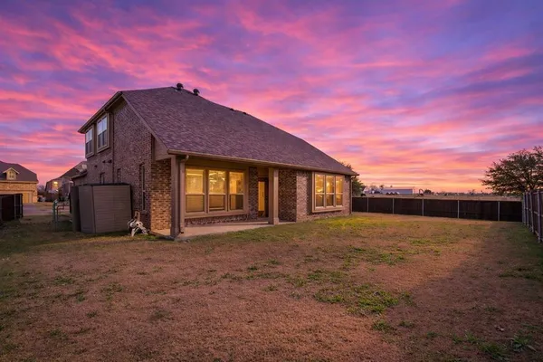 a view of a house with a backyard