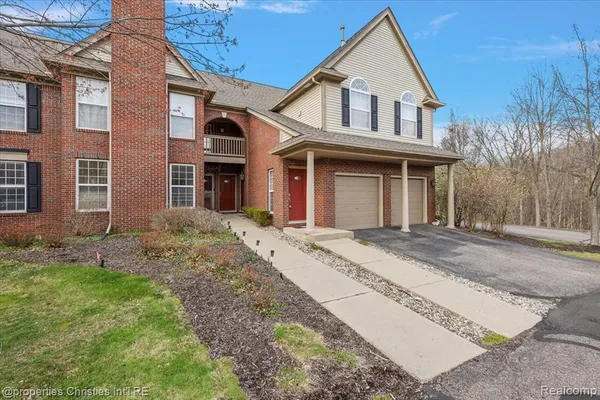$309,000 | 28360 Carlton Way Drive, Novi, MI 48377