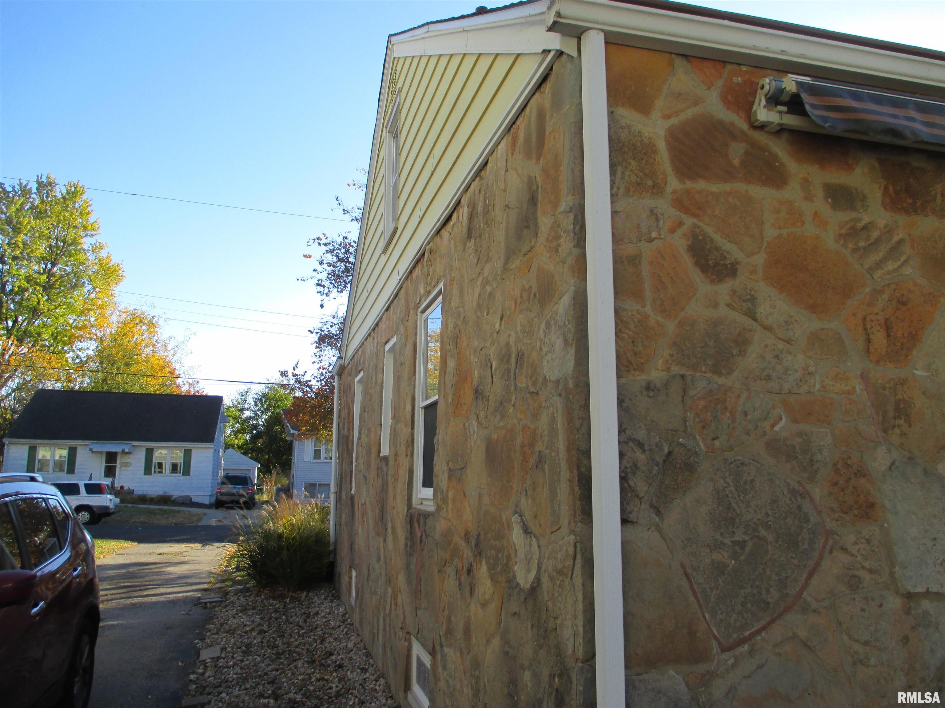 2211 West Clarke Avenue West Peoria, IL 61604 - Photo 11 of 53