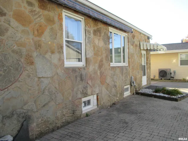 $120,000 | 2211 West Clarke Avenue, West Peoria, IL 61604