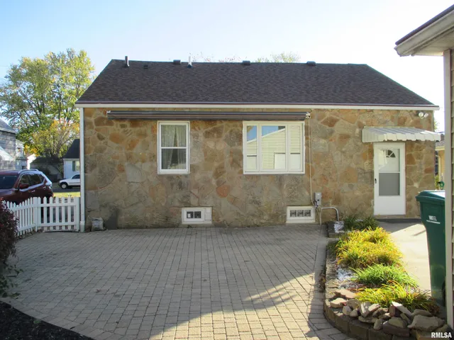 $120,000 | 2211 West Clarke Avenue, West Peoria, IL 61604