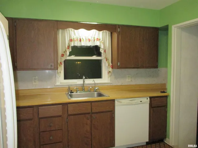 $120,000 | 2211 West Clarke Avenue, West Peoria, IL 61604